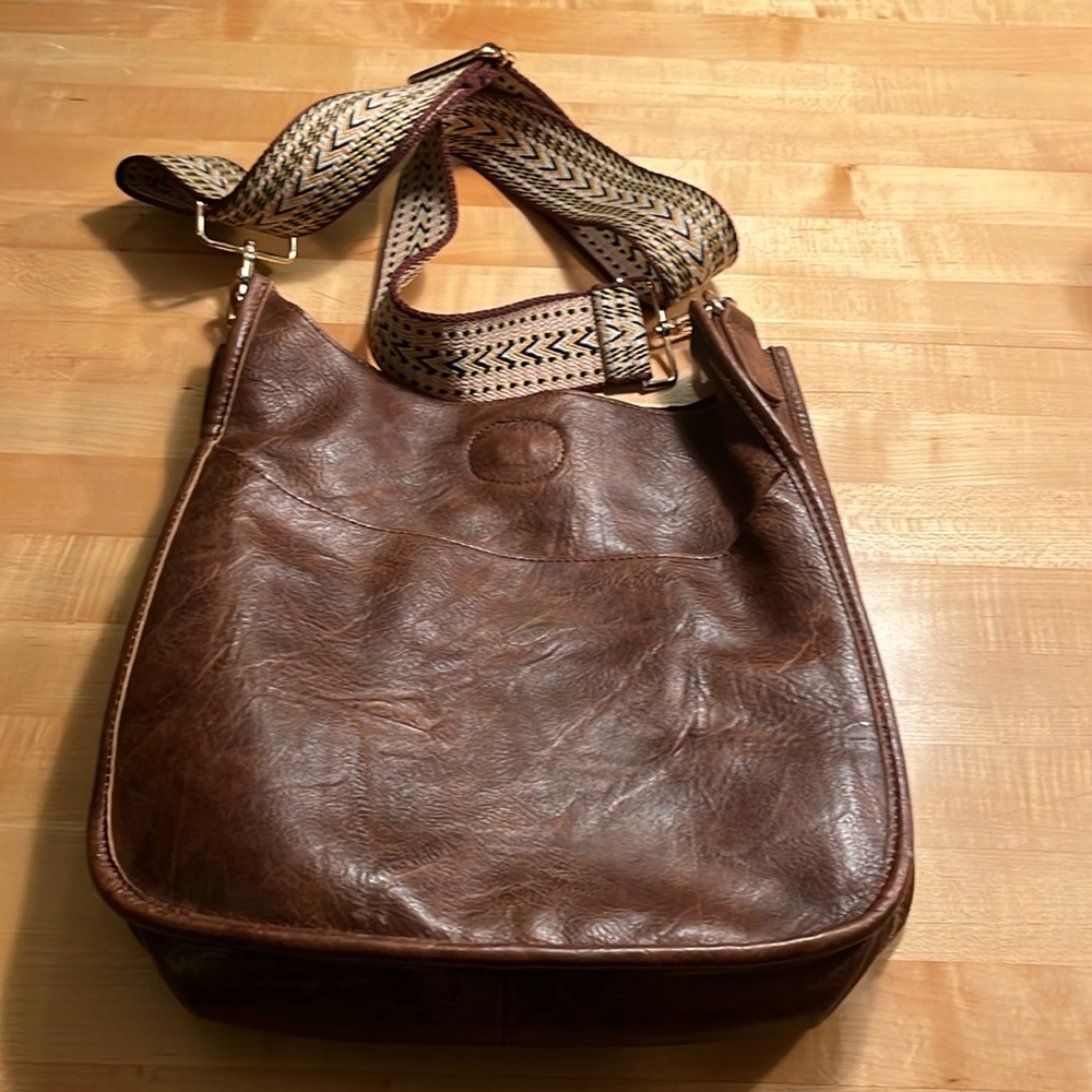 Ah•dorned Classic Vegan Leather Messenger
Crossbody in Coffee. Used 1 season.